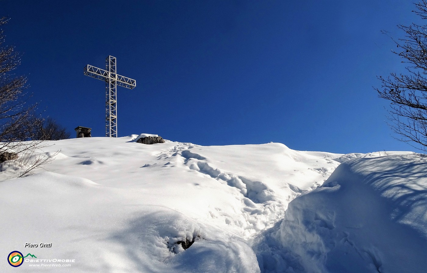 03 Alla croce di vetta del Monte Suchello (1541 m).JPG -                                